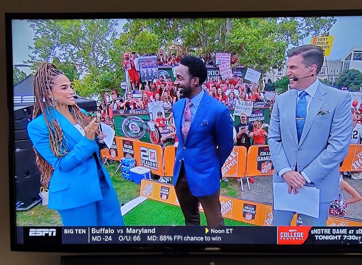 kyburley's tweet photo. This is so exciting seeing @jess_sims on @espn @CollegeGameDay 🎉🎉🎉 Congratulations Jess!!! From a ✨️PROUD✨️ #yougettocrew Member &amp; College Football Fan ❤️❤️❤️
Clap It Up!!!! 👏🏻👏🏻👏🏻 #kyliefog https://t.co/UjLQs8IYAh