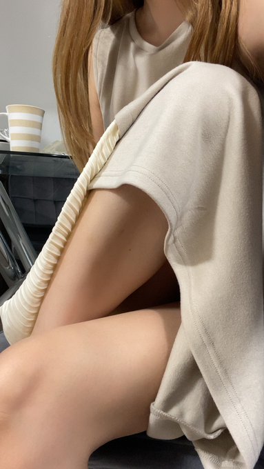 1 pic. パンツ引っ張ったら、マンすじ見えてる？

※明日か明後日ぐらいから投稿再会できるかな？🙏待ってて〜えっちなの沢山公開するね💕 https://t.co/N057bAVGv7