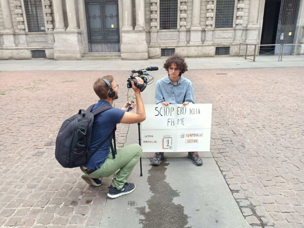 ForciPafo's tweet photo. Sabato #Milano #palazzoMarino #piazzadellaScala #scioperodellafame #ultimagenerazione #nonmangiocarbone https://t.co/zguhJeHkeW