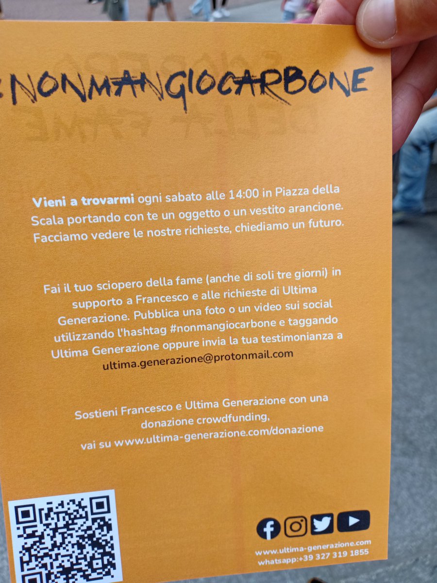 ForciPafo's tweet photo. Sabato #Milano #palazzoMarino #piazzadellaScala #scioperodellafame #ultimagenerazione #nonmangiocarbone https://t.co/zguhJeHkeW