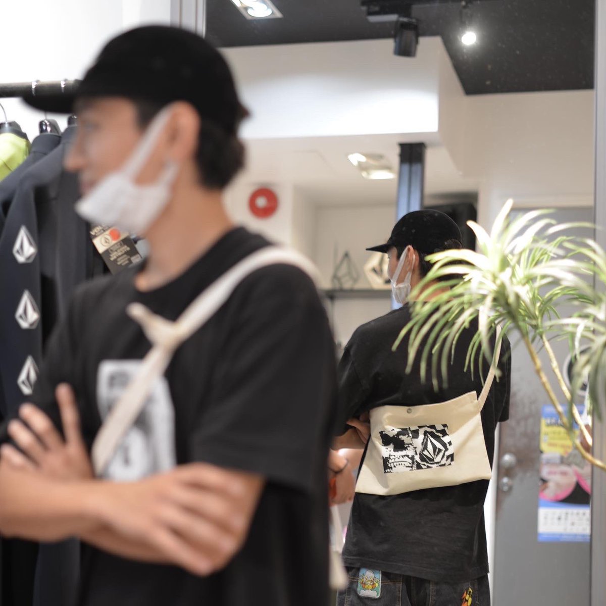 REGULATOR_CREW's tweet image. VOLCOM 22FALL コレクション本格立ち上げに伴いGWPキャンペーンもスタート◎
クラシックなグラフィックとさわやかなカラーリングのサコッシュをお買上げのお客様にプレゼントです！
#volcom #volcomjapan #regcrew #regulator