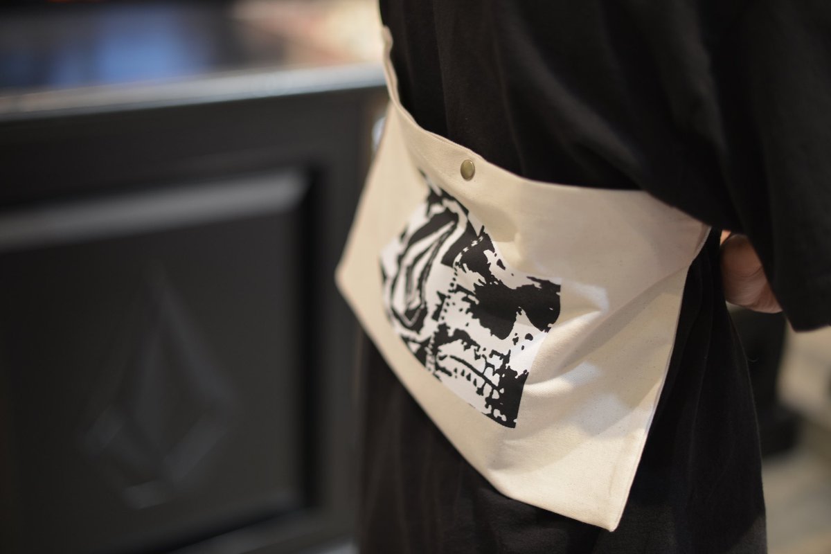 REGULATOR_CREW's tweet image. VOLCOM 22FALL コレクション本格立ち上げに伴いGWPキャンペーンもスタート◎
クラシックなグラフィックとさわやかなカラーリングのサコッシュをお買上げのお客様にプレゼントです！
#volcom #volcomjapan #regcrew #regulator