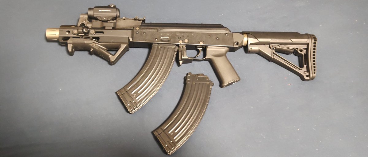 Mothman1980's tweet photo. 我家の電動akとガスブロak
来月のサバゲ為にメンテしとかな
#ARCTURUS #AK06 #マルイ #AKM https://t.co/5UqT07uyjP