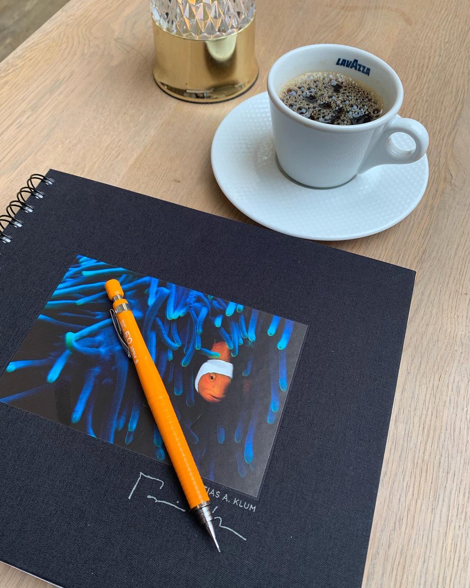 danell_anders's tweet photo. För att planera en minnesvärd releasefest för ljudboken och det tryckta formatet av ”Föraktad blir fursten”, krävs en ny, lyxig skrivbok och en helt fräsch penna. Och kaffe förstås! 

Och min kreativitet flödar alltid bäst över ett olinjerat ark. 

#releasefest https://t.co/4Lu74TZGWP
