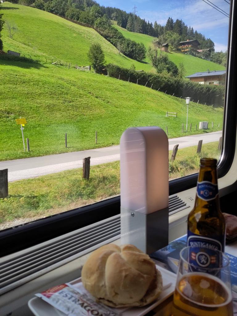 lnovak112's tweet photo. Service tweet: Das @_DiningCar funktioniert
#EC112 https://t.co/KLJVp0Tkdm