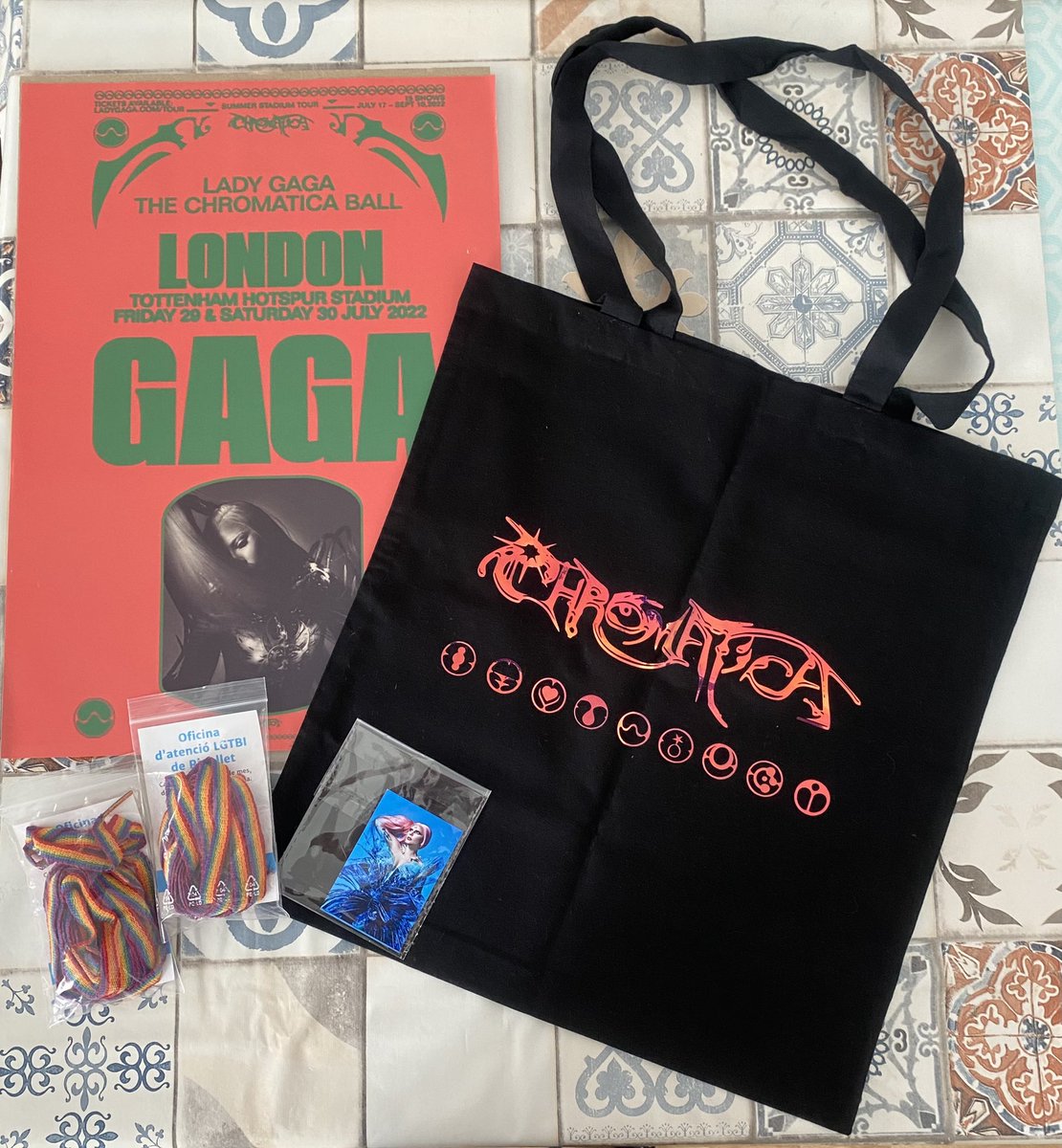 ManuEnRose's tweet photo. Tengo a las mejores personas del mundo 🥰🥰 #Gaga #LadyGaga #Chromatica #ChromaticaBall #ChromaticaBallTour #ChromaticaBallLondon #LGTB #Ripollet @LuisMadriz_ @fran_rde ❤️❤️ https://t.co/k8jiexp9ad