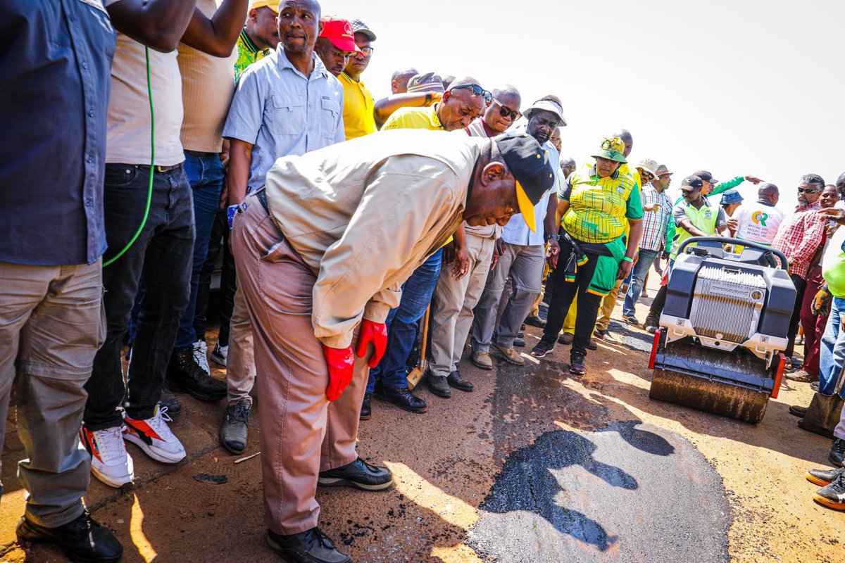 ApostleDeza's tweet photo. Ramaphosa, the entire President of the Country is patching potholes🤦🏾‍♂️🚮 Apparently this is service delivery 😂💔 Tlhe MaANC Le tsherane tlhe!🤞 Seeeh! 🚮 https://t.co/ngFJQ2OxmJ