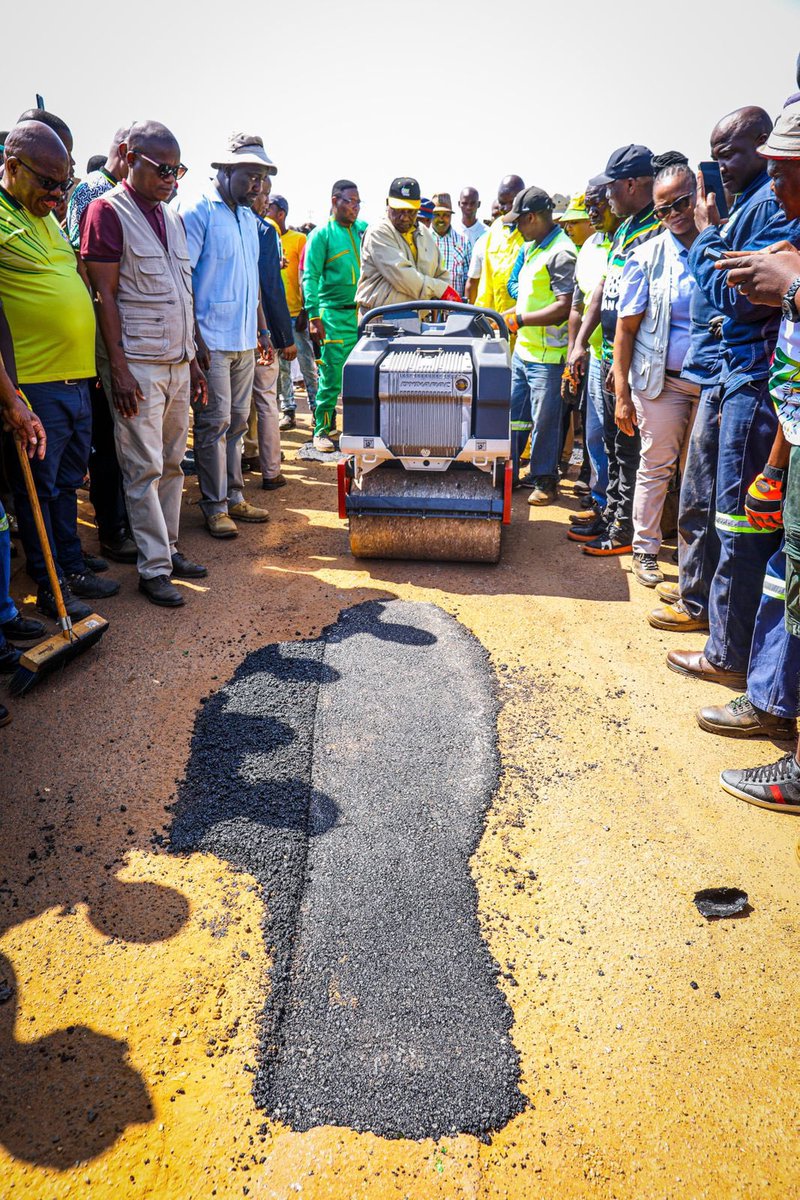 ApostleDeza's tweet photo. Ramaphosa, the entire President of the Country is patching potholes🤦🏾‍♂️🚮 Apparently this is service delivery 😂💔 Tlhe MaANC Le tsherane tlhe!🤞 Seeeh! 🚮 https://t.co/ngFJQ2OxmJ