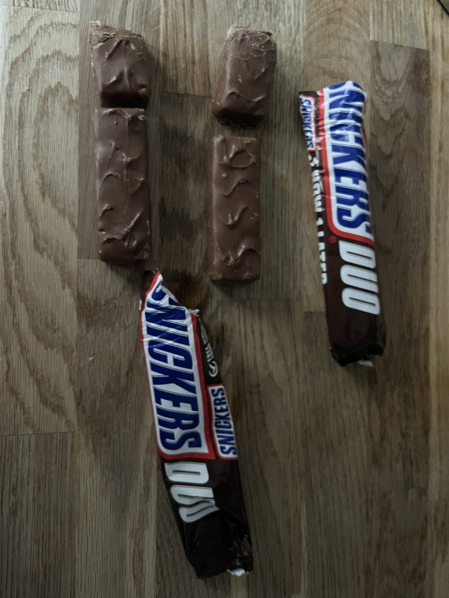 Complic8dSugar's tweet photo. @SNICKERSUK Certainly is… inexplicably damaged, 2 out of 5 bars. Unsealed and significant amount missing. Affected my recipe and made me pretty angry at 95p each! https://t.co/KdhD17dJLt