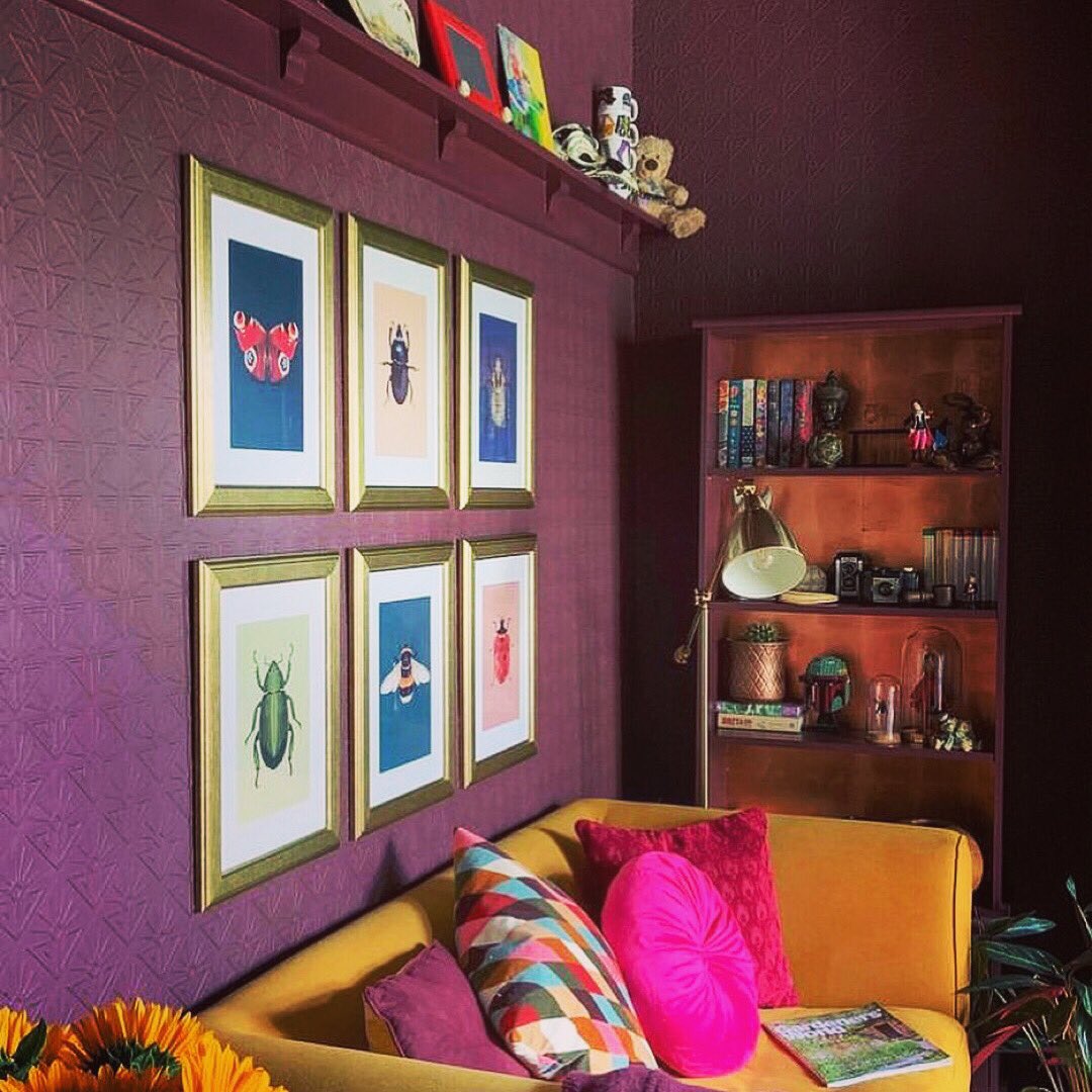 A bit more @anaglyptauk love today from @mysunderlandcottage. Love the rich jewel colour with Deco Paradiso wallpaper design 💜❤️💛 #victorycolours #anaglyptawallpaper #colourfulhome #colourmadetheroom #livingroomdecor #livingroominspo