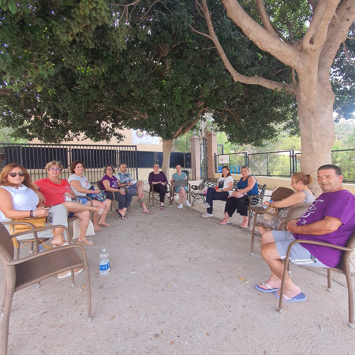 LupusMalaga's tweet photo. Tener un ambiente relajado es importante para q la conversación fluya. ¡El gabinete @ConEmocionPsico sabe cómo hacer las cosas! 
Los padres conversan y comparten experiencias sobre la vida con una enfermedad crónica porque, aunque ellos no la tienen, la enfermedad afecta a todos https://t.co/Gk2GDQEsTe