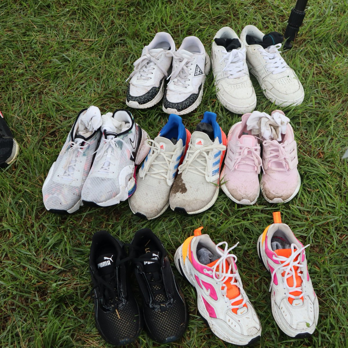 GMARunningManPH's tweet photo. Sapatos ng mga Runners! I-mine n'yo na! 😜

The race will begin in a few minutes so don't miss it! 
#RunningManPH https://t.co/TiQxmKaYFy