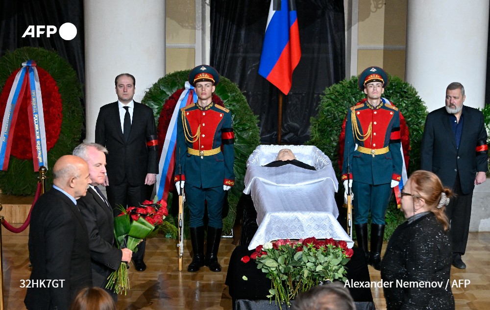 afpfr's tweet photo. Des centaines de Russes font aujourd'hui leurs adieux au dernier dirigeant de l'Union soviétique Mikhaïl #Gorbatchev lors de funérailles marquées par l'absence du président Vladimir Poutine #AFP https://t.co/GE6mvagoch