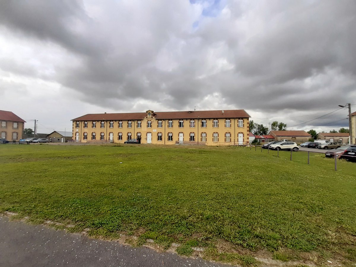 ChristinaNoyes8's tweet photo. The dead were buried in the communal cemetery at Labry, where the Chasseurs were based. Their former barracks are now housing.#August1914, #Labry https://t.co/CEPFtpSqCg