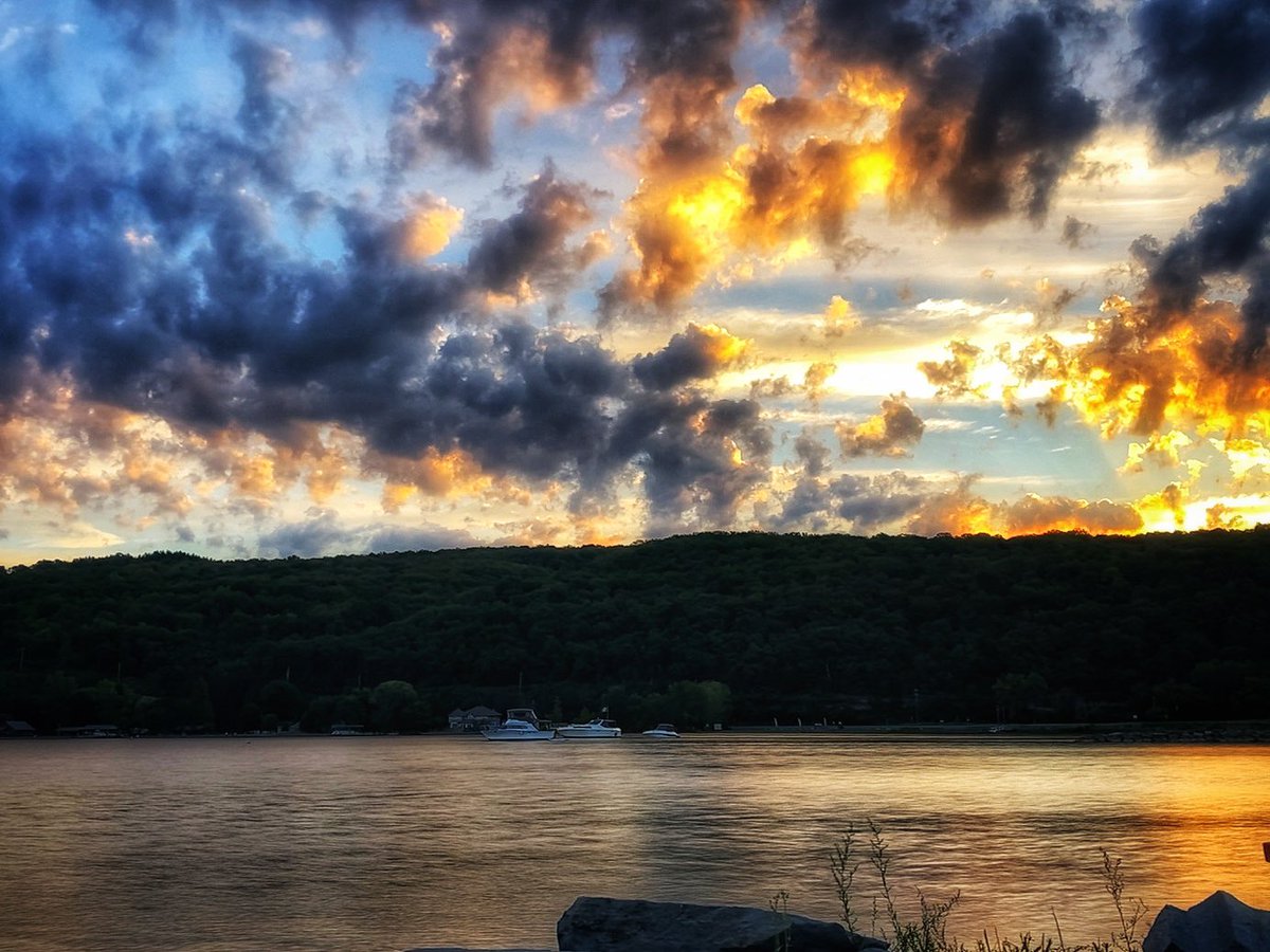 vineyardwarrior's tweet photo. GM Friends 🌅 #lakeviews #beautifulmorning #drive2work #fingerlakes #flx #goodmorning #lake #landscape #landscapephotography #Marine #photography #senecalake #sunrise #sunrisephotography https://t.co/kErK038SOL