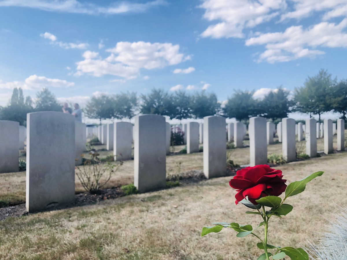 Yesterday, Col. LaFortune, defense attaché in 🇧🇪, paid tribute to two 🇨🇦 soldiers buried in Louvain during #WWII. Commemorations took place on the municipal cemetery and on the @CWGC cemetery of Louvain. Many thanks to @stadleuven for honouring the #dutyofremembrance. 1/3