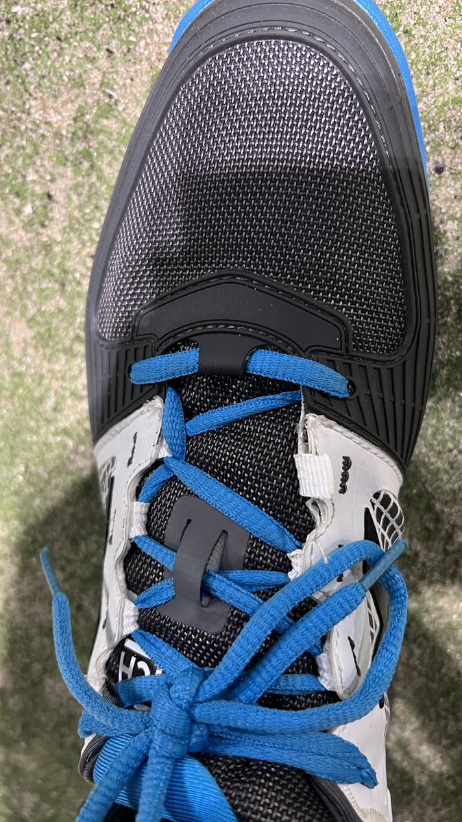 raultejero's tweet photo. @munichsports con solo 1 partido de padel y las zapatillas se caen a cachos… alguna solución?? https://t.co/fv7S0pqhWn