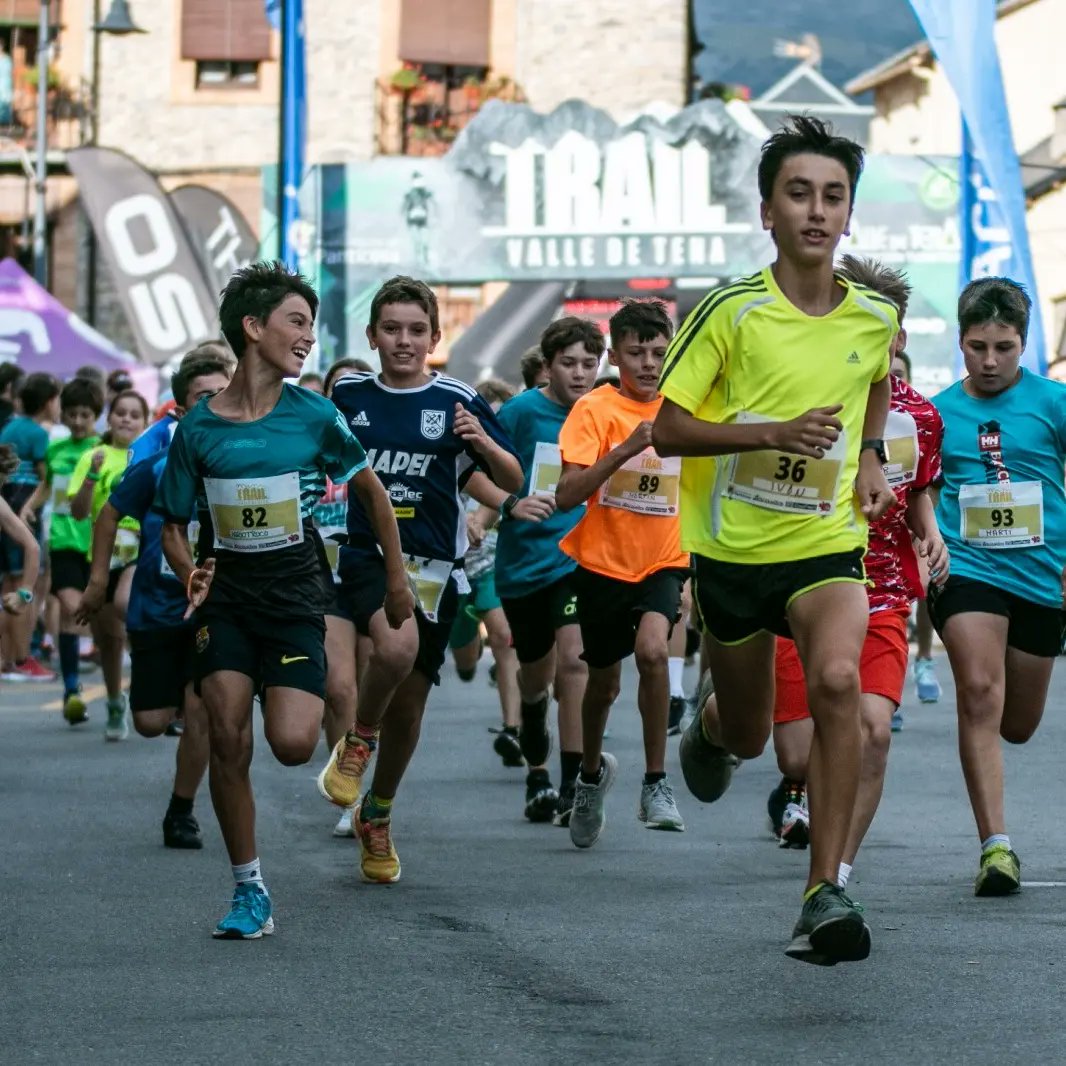 trailvalletena's tweet photo. 🅼🅸🅽🅸 🆃🆁🅰🅸🅻
Este año los más peques también han podido disfrutar en la Mini Trail por las calles de Panticosa. 🏞️
Que ganas teníamos de que las futuras promesas volvieran a ser los protagonistas.
📸 @jmillaruelo
#TrailValledeTena #Panticosa #Trail #MiniTrail #Kids https://t.co/VAF9xCzNKN