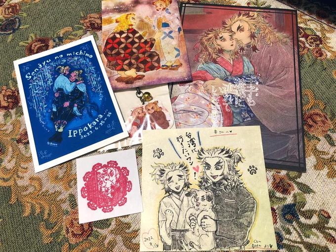 交換企画でくぇんさん(@1000_cute4 )から、新刊と色んなグッズが届きましたー!先日は荷物を開封しました、全部無事にもらいました…!素敵な絵も手紙も他のものも、すべて大切にします、心の奥からすっごく感謝します😭😭😭🙏✨✨✨ 