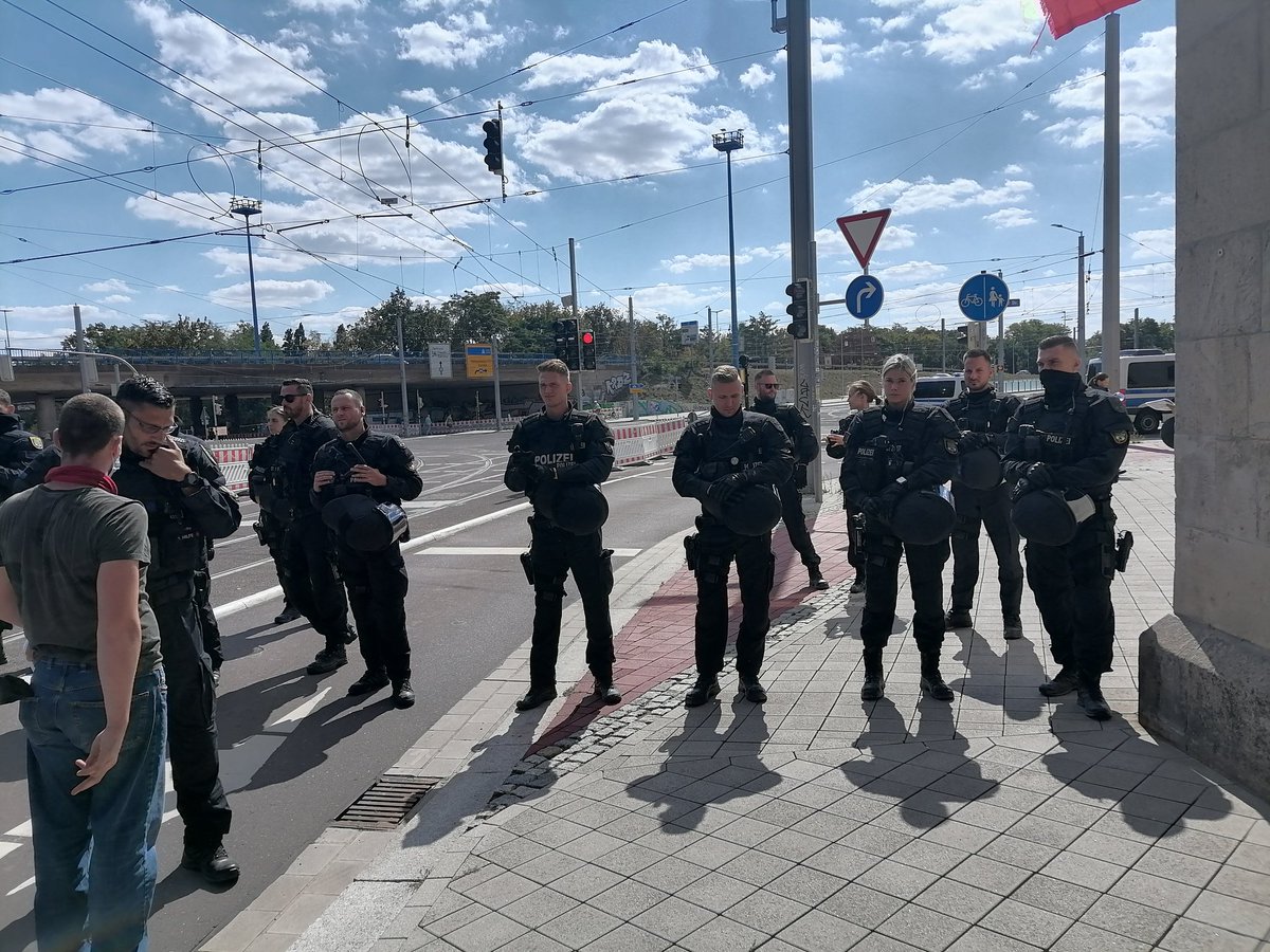 RFKB161's tweet photo. #md0309 #noNSP
1309 cops machen an der Ernst-Reuter-Allee, zu https://t.co/j3SZNUneRA
