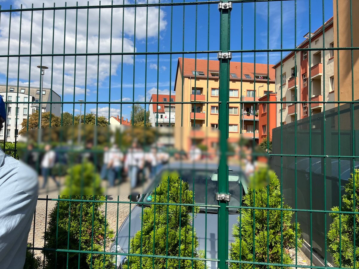 RonnyWildhage's tweet photo. #md0309 einen offenbar sehr ausgeklügelten Plan der Blockade hat die Polizei gerade verhindert. Die Aktivist*innen sind auf einem Zwischenhof gekesselt worden.

Jetzt begleitet uns ein Hubschrauber. https://t.co/oaKtWLaWEu