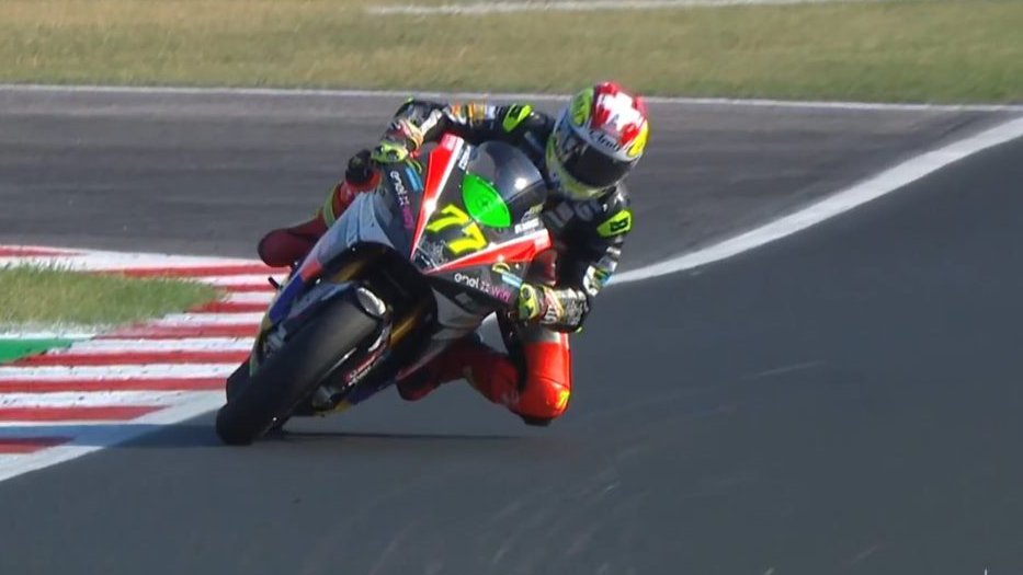 marco_felder's tweet photo. Holt sich @DomiAegerter77 den längst verdienten Titel im MotoE-Weltcup? Den ersten von zwei Matchbällen an diesem Wochenende hat er heute Nachmittag.
Wir zeigen das zweitletzte Rennen der Saison ab 16.15 Uhr live auf SRF zwei.
@srfsport #srfGP #SanMarinoGP #MotoE https://t.co/mQTxlYTWaF