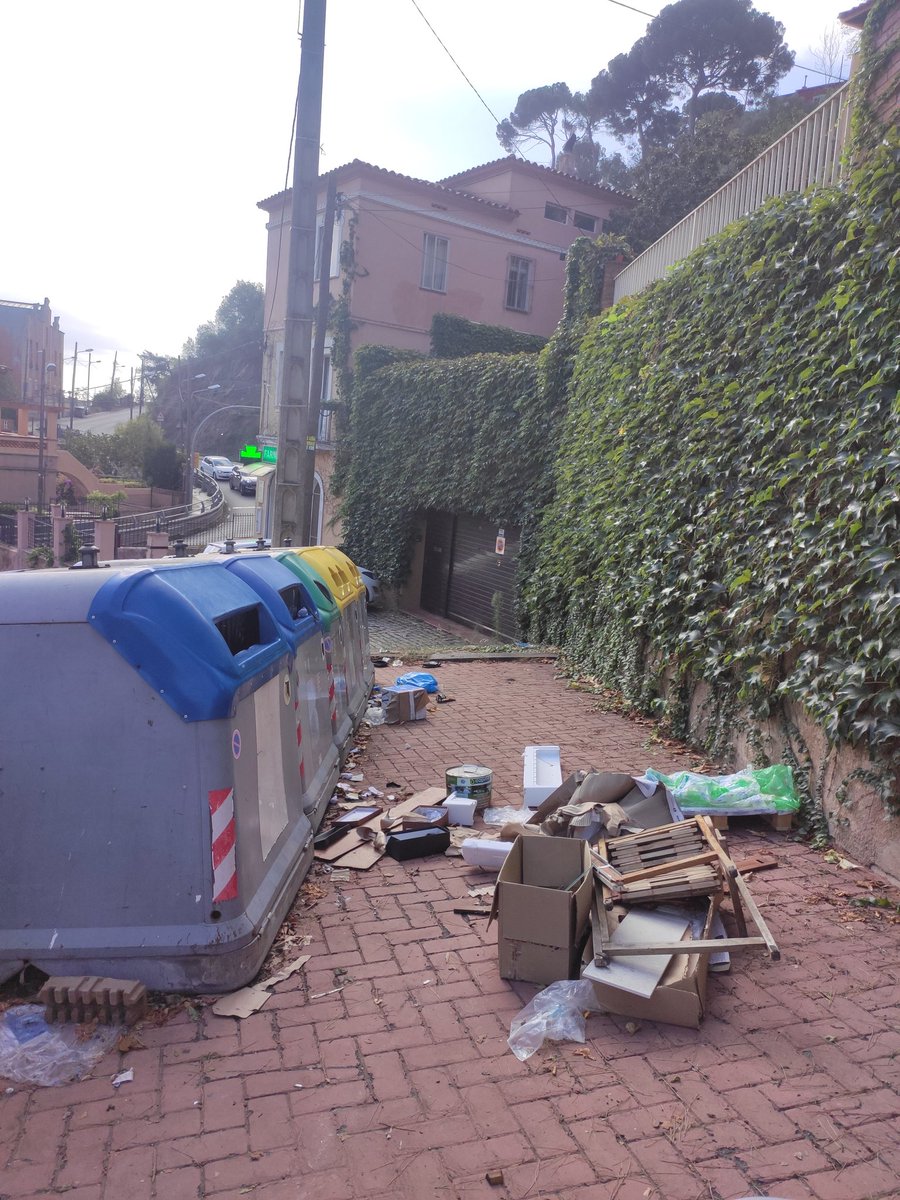 Enserio78's tweet photo. Un altre dia més al barri de Peu del Funicular; veïns capullos, @bcn_ajuntament que no fa la seva feina de neteja, senglars feliços!! 🐗🎉 #barcelona #vallvidrera #neteja https://t.co/67Lb4dysp7