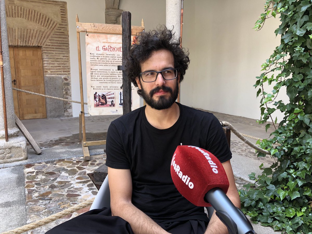 JavierPerezARGI's tweet photo. Darío Sánchez es el presidente de la de la asociación @EsgrimaHistAv. Hablamos con el en #ElPicaporte sobre este deporte y la exhibición que está a punto de dar comienzo en #ÁvilaMedieval25. 
Atentos a lo que nos cuenta en @esradio_cyl 🎙🎙

#EsRadioCyL @Avila_Turismo https://t.co/cjmeKb0x2A