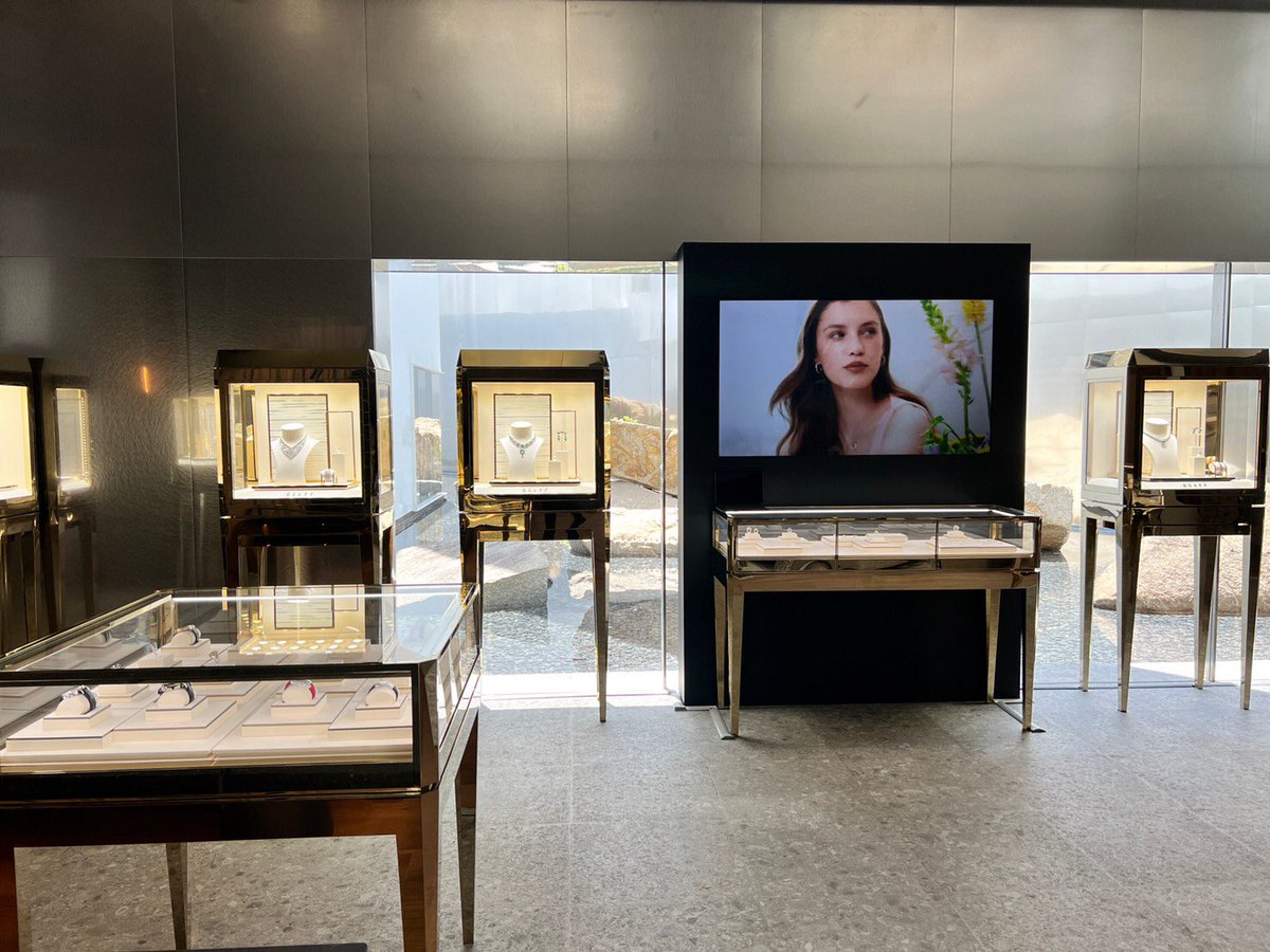 emilylin007's tweet photo. 百年工藝，傳世一生；勞斯萊斯與格拉夫鑽石台中七期聯合外展
 
勞斯萊斯客製化工藝 (Bespoke) 可謂汽車殿堂的登峰造極，從手工繪製的車身腰線、細膩的織繡、獨一無二的星光頂篷，都顯示出勞斯萊斯所創造的並非汽車，而是一件工藝藏品。
 
#RollsRoyce #BlackBadge #Ghost #Graff https://t.co/KChXcCtWcL