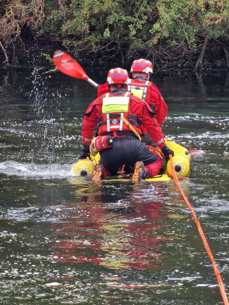Blue watch Hainault were Cross border training with Essex County  Fire and Rescue rescue service using HVP and ECFRS water rescue equipment at Fairlop waters @londonfire @LFBredbridge #HVP #lfbtraining #highvolumepump