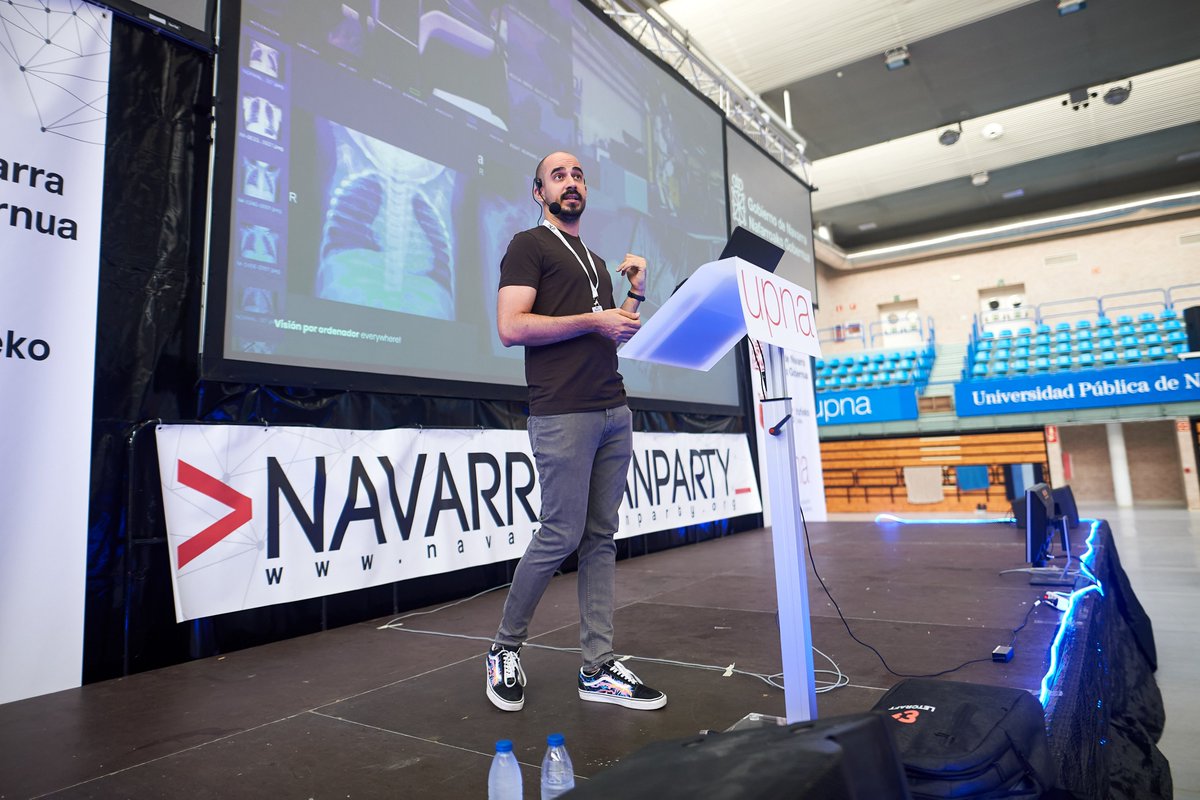 navarralanparty's tweet photo. Charla súper interesante de @DotCSV. ¿Qué os ha parecido? #nlp3 #dalle2 #stablediffusion https://t.co/QcFVGGXxeW