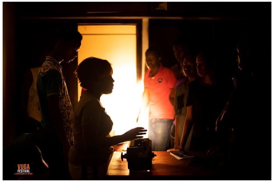 LycaLinca's tweet photo. Formation des régie lumière a des jeunes danseurs du Burundi, sur la place et le choix de la lumière dans une création chorégraphique 
  
Formation dispense en collaboration avec le Slameur 
  
Rwandais : Éric One Key 
Projet : PAR LA DANSE BURUNDI https://t.co/6xDLbBdm5a