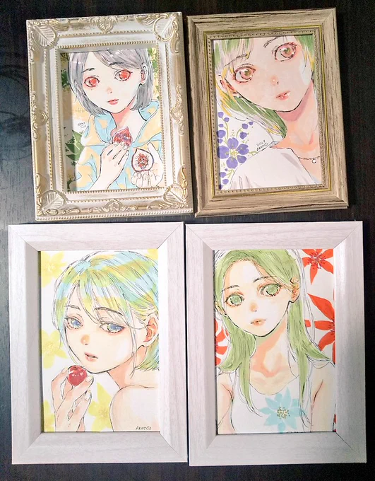 コミティアで販売する原画たち(付き合ってない彼女の写真感がすごい…)ポスターカラーのホワイトとかゴールドの光り方はは実物でないと見えないので見てやって下さい 