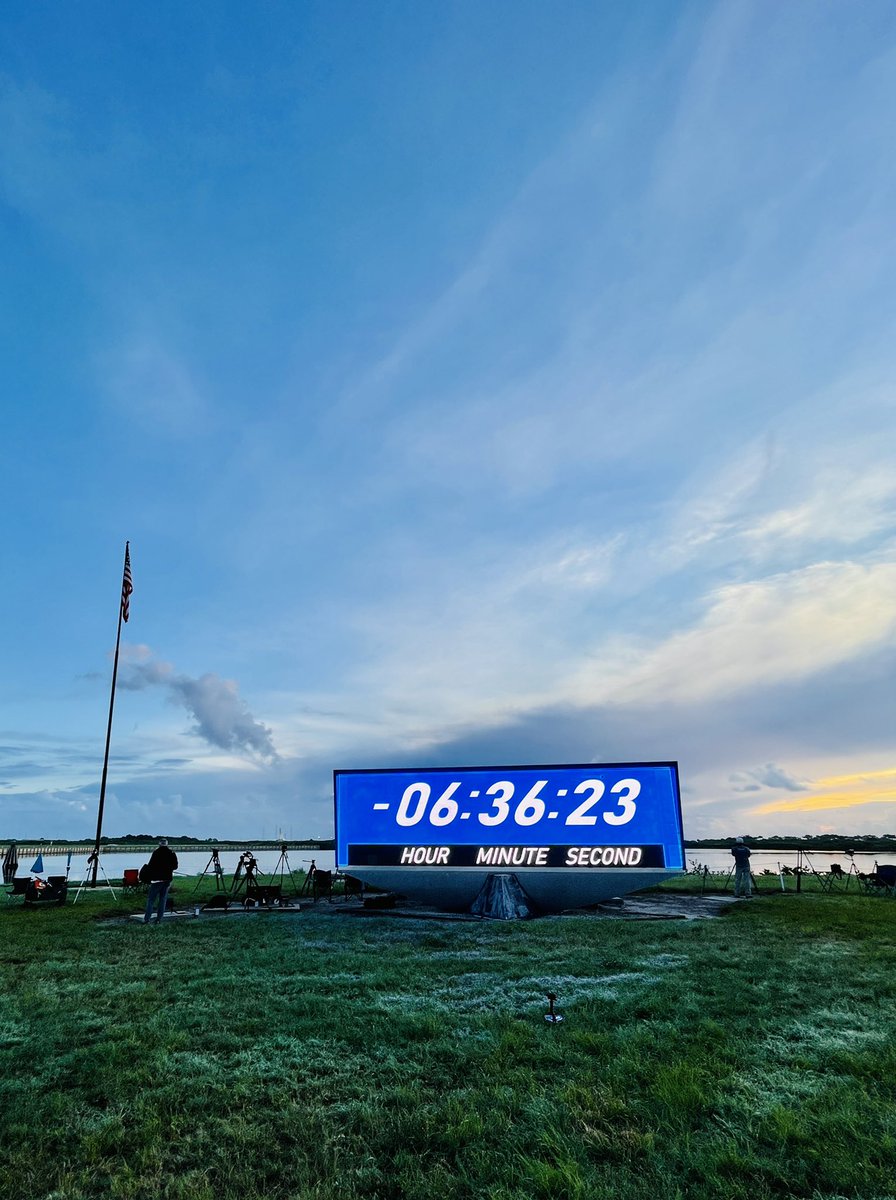 NASAGroundSys's tweet photo. The countdown clock for the launch of #Artemis I has begun after a planned 2-hr hold. https://t.co/7hBNIAdH06