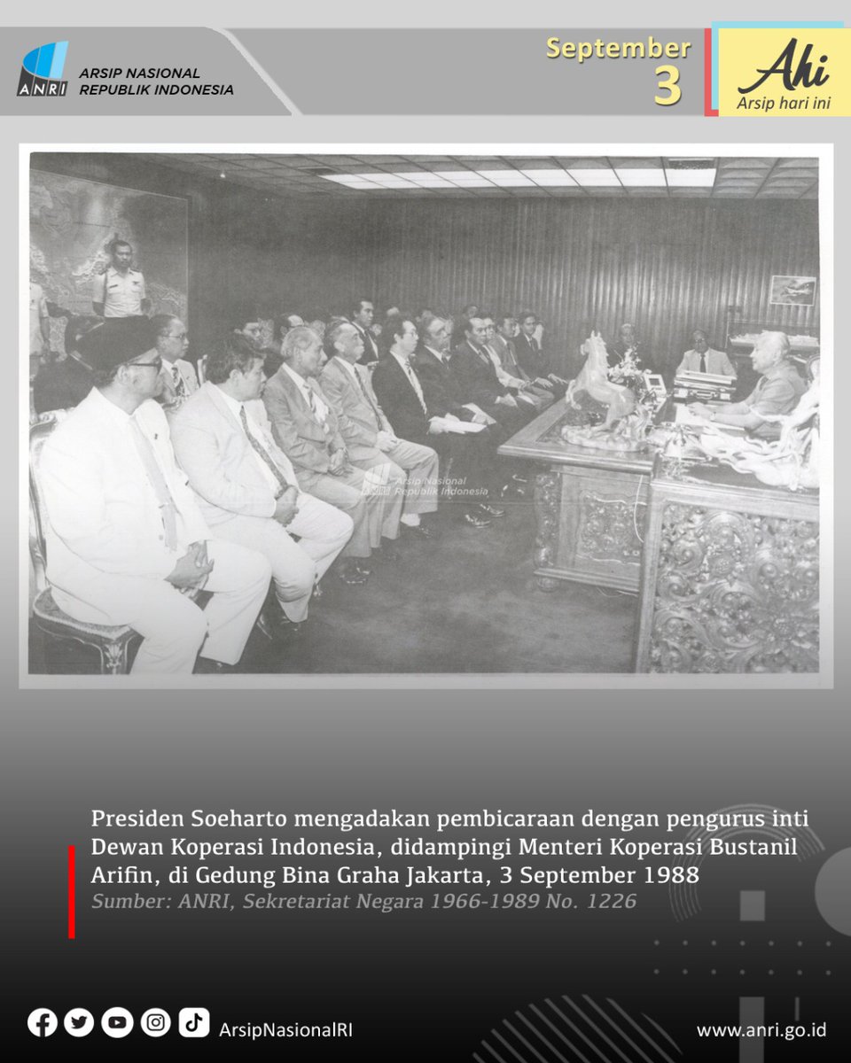 ArsipNasionalRI's tweet photo. #ArsipHariIni menampilkan foto saat Presiden Soeharto mengadakan pembicaraan dengan pengurus inti Dewan Koperasi Indonesia, didampingi Menteri @KemenkopUKM Bustanil Arifin, di Gedung Bina Graha, Jakarta, 3 September 1988. https://t.co/wN7OeavWhq