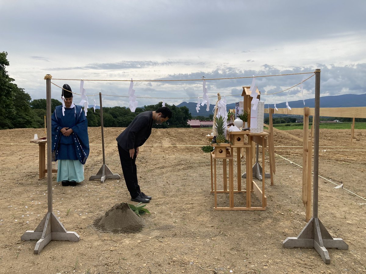 KazumaYamao's tweet photo. ニセコの地鎮祭は夏でも快適。
いよいよ始まります。
#waiwai #waiwaidesign #groundbreaking #地鎮祭 https://t.co/UFEdwa8hWw