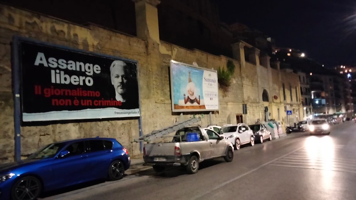 Assange_Italia's tweet photo. A Napoli - 2 impianti pubblicitari
In Naples, Italy - 2 'Free Assange' billboards 
#FreeAssangeNow https://t.co/vBqlGtNRL9
