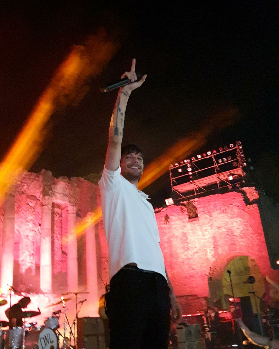 giuulsph's tweet photo. Last night was fucking incredible, the best night of my entire life. I will never forget your smile and your eyes when the crowd became louder, your incredible and sweet voice, the way you played with your band and with your Louies,this beautiful venue and the magical atmosphere https://t.co/9gdcpkw1On