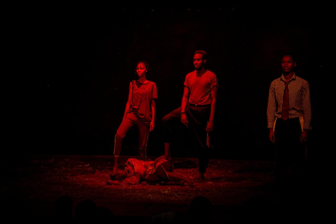 LycaLinca's tweet photo. Création du spectacle « Invisible en  pleine lumière » une commande de OIM pour la journée internationale de la traite humaine. https://t.co/kRaYJnTPVK