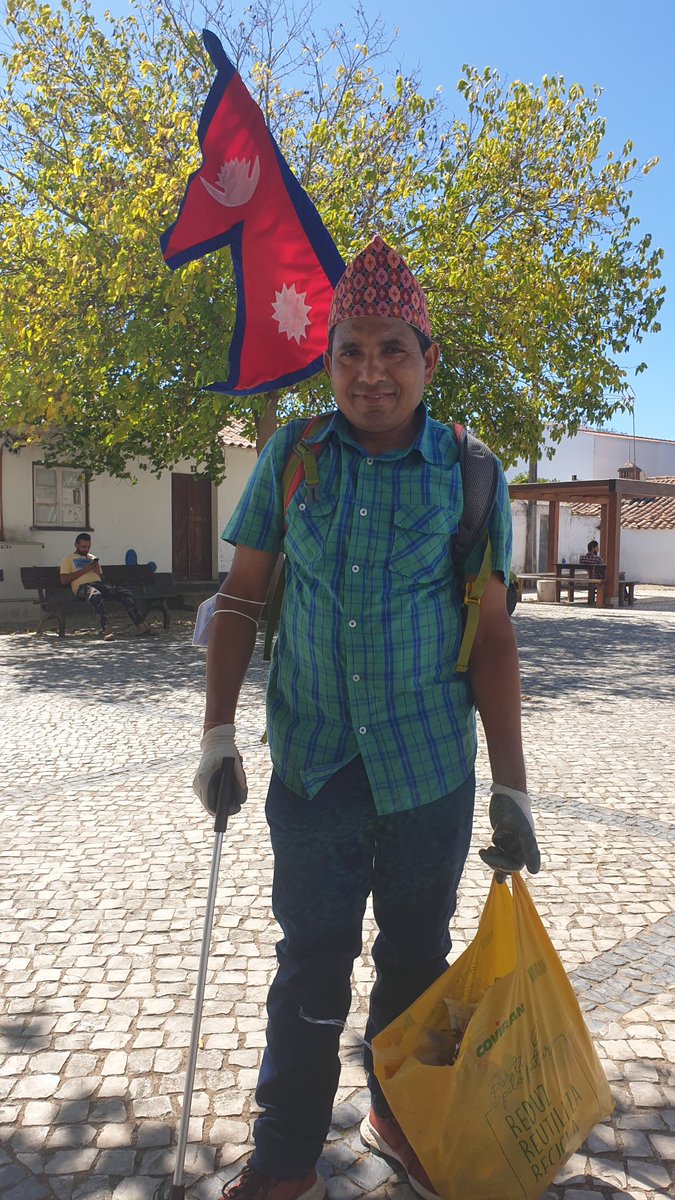 Acreditem ou não mas este imigrante Nepalês chamado Kamal Wosti apanha o lixo dos sítios públicos da vila de S.Teotónio durante os seus dias de folga. Perguntei-lhe porquê se ninguém lhe paga para isso. Porque é uma forma de agradecer aos portugueses por o termos acolhido.