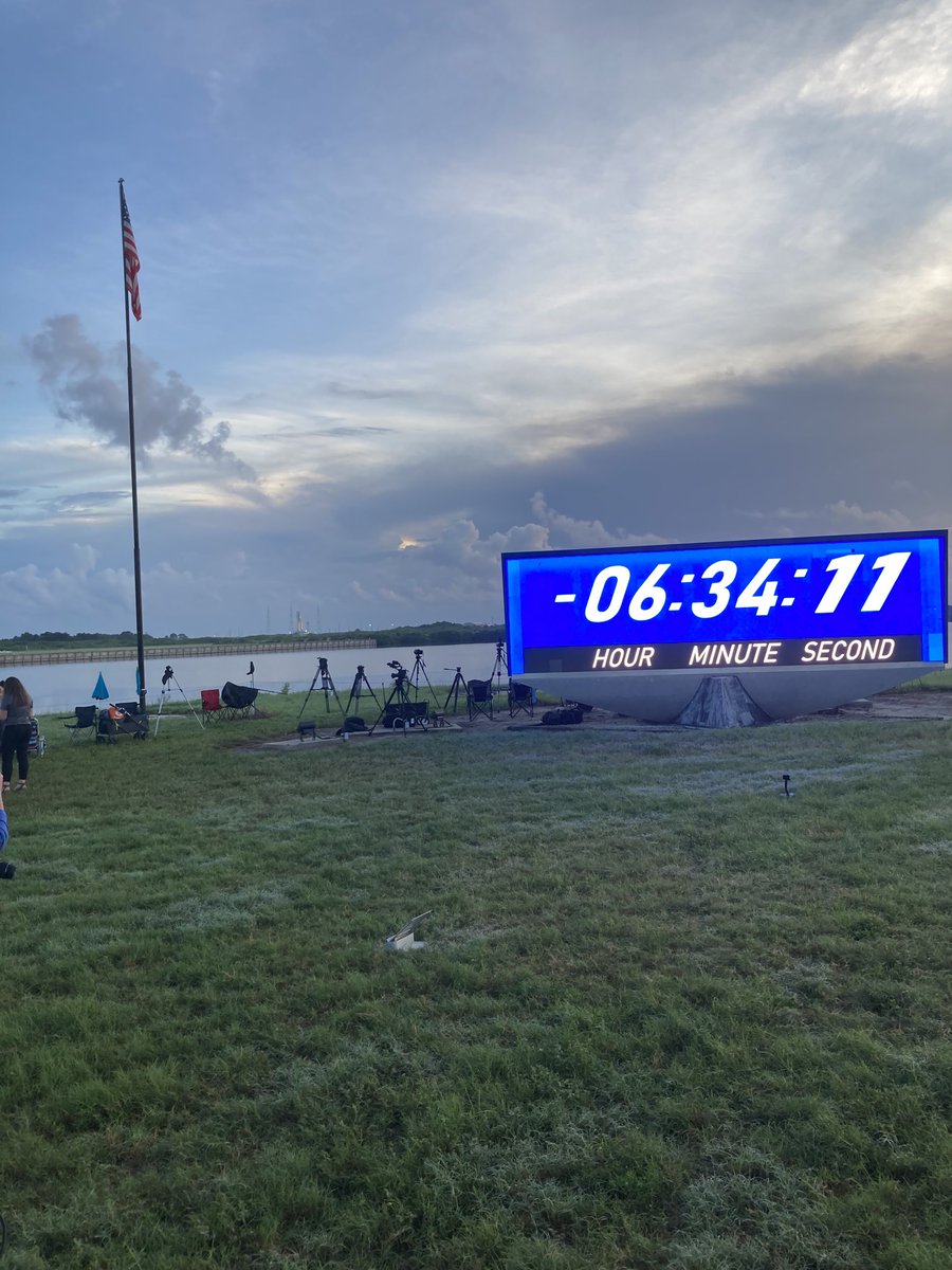 MikeVogel925's tweet photo. Back at KSC for Florida Trend to cover the second attempt to launch Artemis I. NASA at the moment trying to resolve a leak as it fuels the rocket https://t.co/qFuQgTP5de