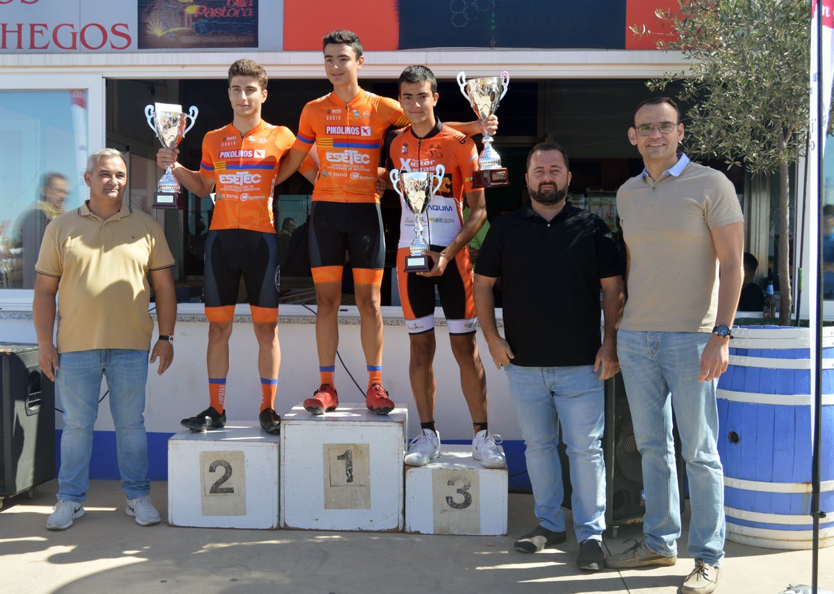 DaimielNoticias's tweet photo. 🎆 𝐃𝐀𝐈𝐌𝐈𝐄𝐋 𝐄𝐍 𝐅𝐄𝐑𝐈𝐀 🎆🏆José Ramón Guijarro Cornesa se alza con el 2º Memorial – Trofeo de #Feria Jesús Rodríguez Bobada.🚴A un segundo se quedó su compañero 🥈Pablo Chazarra Rodríguez, mientras que Pablo Gonzalo García quedó tercero. En equipos venció #ESETEC-Pik. https://t.co/wtf0cp3h1K