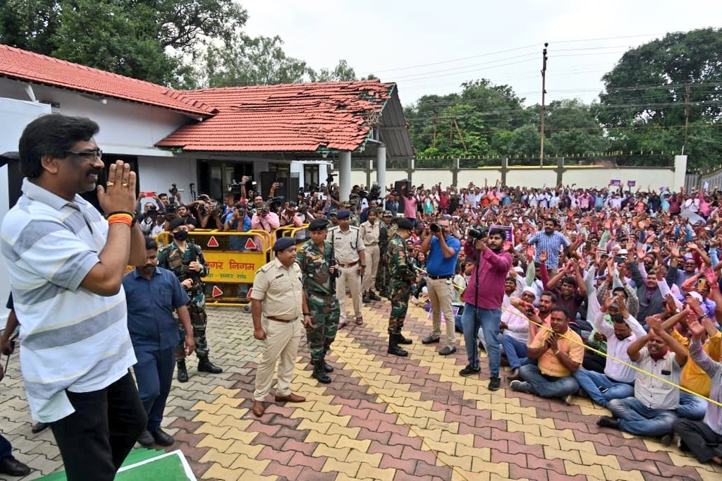 ChampaiSoren's tweet photo. हमारी सरकार का एक और चुनावी वादा पूरा हुआ। पुरानी पेंशन लागू होने से राज्य के सवा लाख सरकारी कर्मचारियों तथा उनके परिवारों के भविष्य की चिंता दूर हुई।

आज उनमें से हजारों लोग माननीय मुख्यमंत्री @HemantSorenJMM जी को धन्यवाद देने आए।
 
सपने हो रहे साकार !
आपके साथ, हेमंत सरकार !! https://t.co/cPcGGv41ES