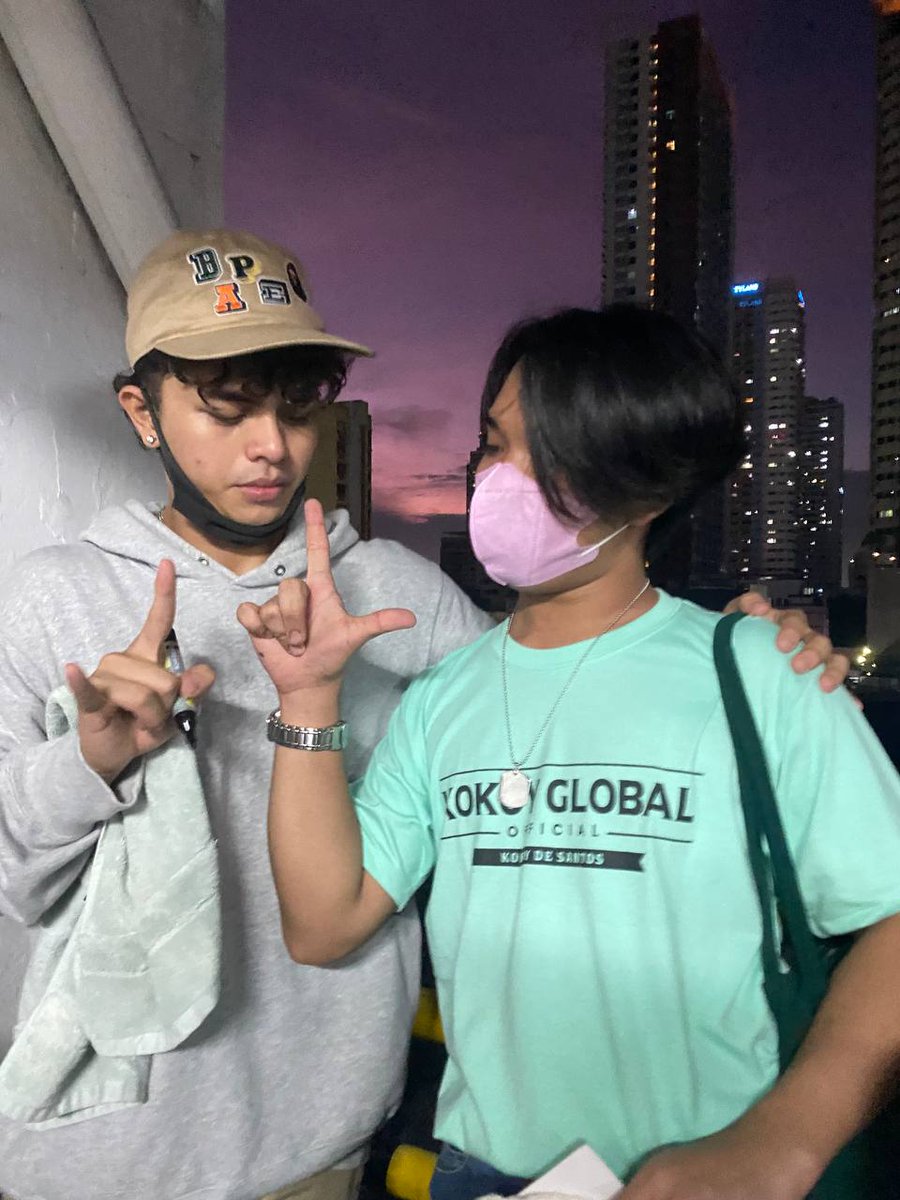 one week na pero yung kilig mga beh andito parin!! enebeeee! di ko talaga lalabhan yang kg shirt ko whaaaa andyan pa amoy ni king!

KOKOY DE SANTOS