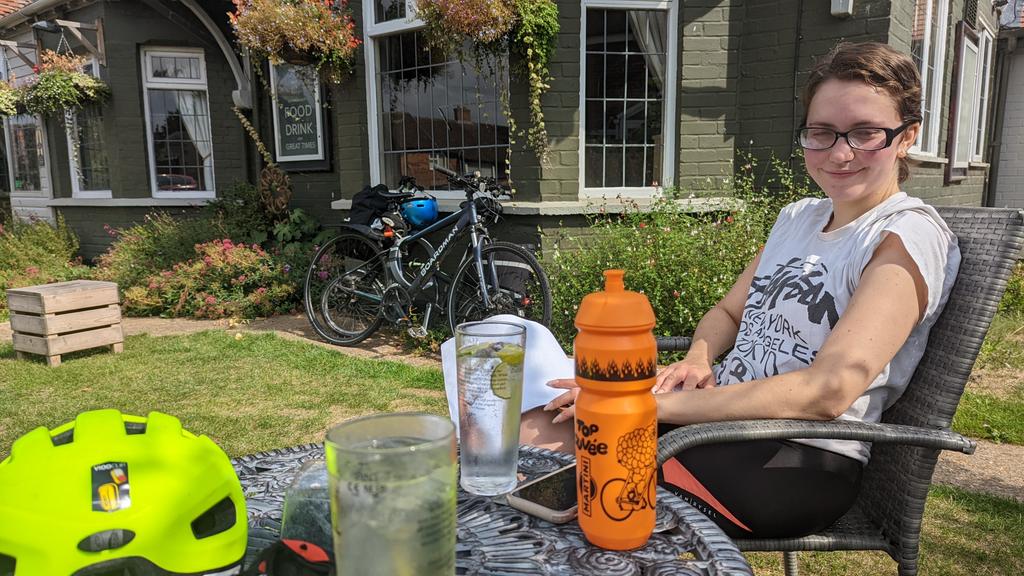 SaraLApps's tweet photo. Arrived an hour early for lunch! Thameslink Train from St Pancras v straight-forward followed by gentle cycle through #ChilternsCycleways Northern loop #motherdaughter #cycleweekend #winning
In Pirton #MotteandBailey https://t.co/XVhVcQKLF0