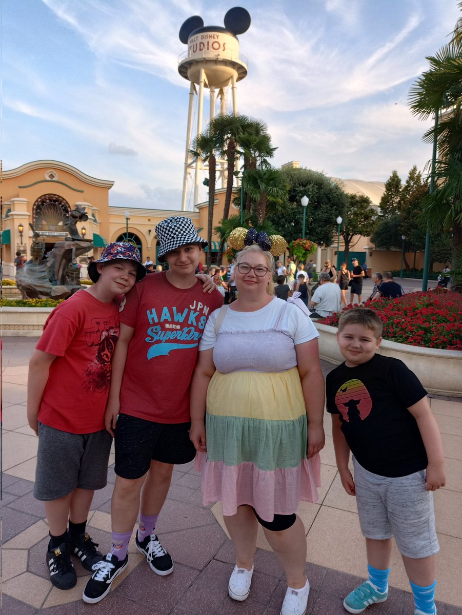 the_hug's tweet photo. Summer holiday to Disneyland Paris and it was amazing! #DisneylandParis https://t.co/DHipK38HLA