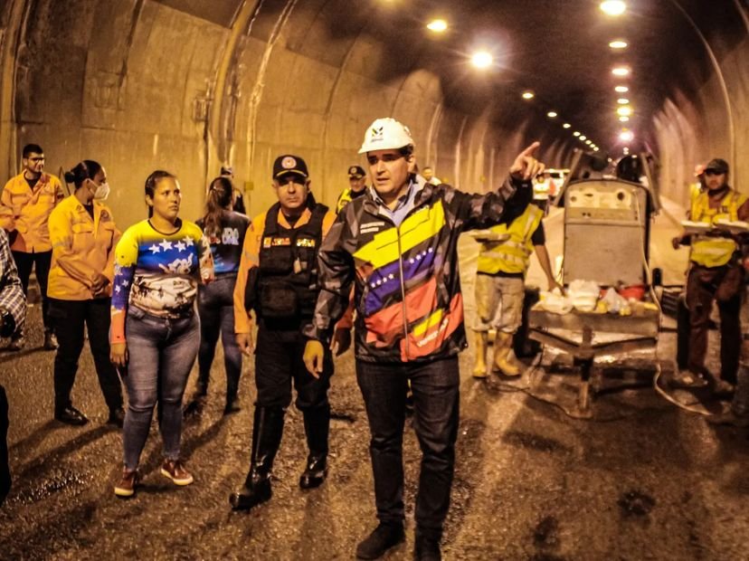 JEHYSONGUZMAN's tweet photo. Buenos días Mérida, les cuento que durante la noche de ayer y madrugada de hoy estuvimos trabajando arduamente en los tres túneles que comunican a Mérida con El Vigía, con el objetivo de avanzar en la rehabilitación de tan importante vialidad para la región andina. https://t.co/dF6ppu0EG7