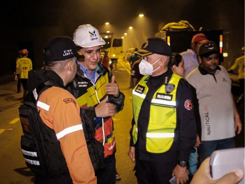 JEHYSONGUZMAN's tweet photo. Buenos días Mérida, les cuento que durante la noche de ayer y madrugada de hoy estuvimos trabajando arduamente en los tres túneles que comunican a Mérida con El Vigía, con el objetivo de avanzar en la rehabilitación de tan importante vialidad para la región andina. https://t.co/dF6ppu0EG7