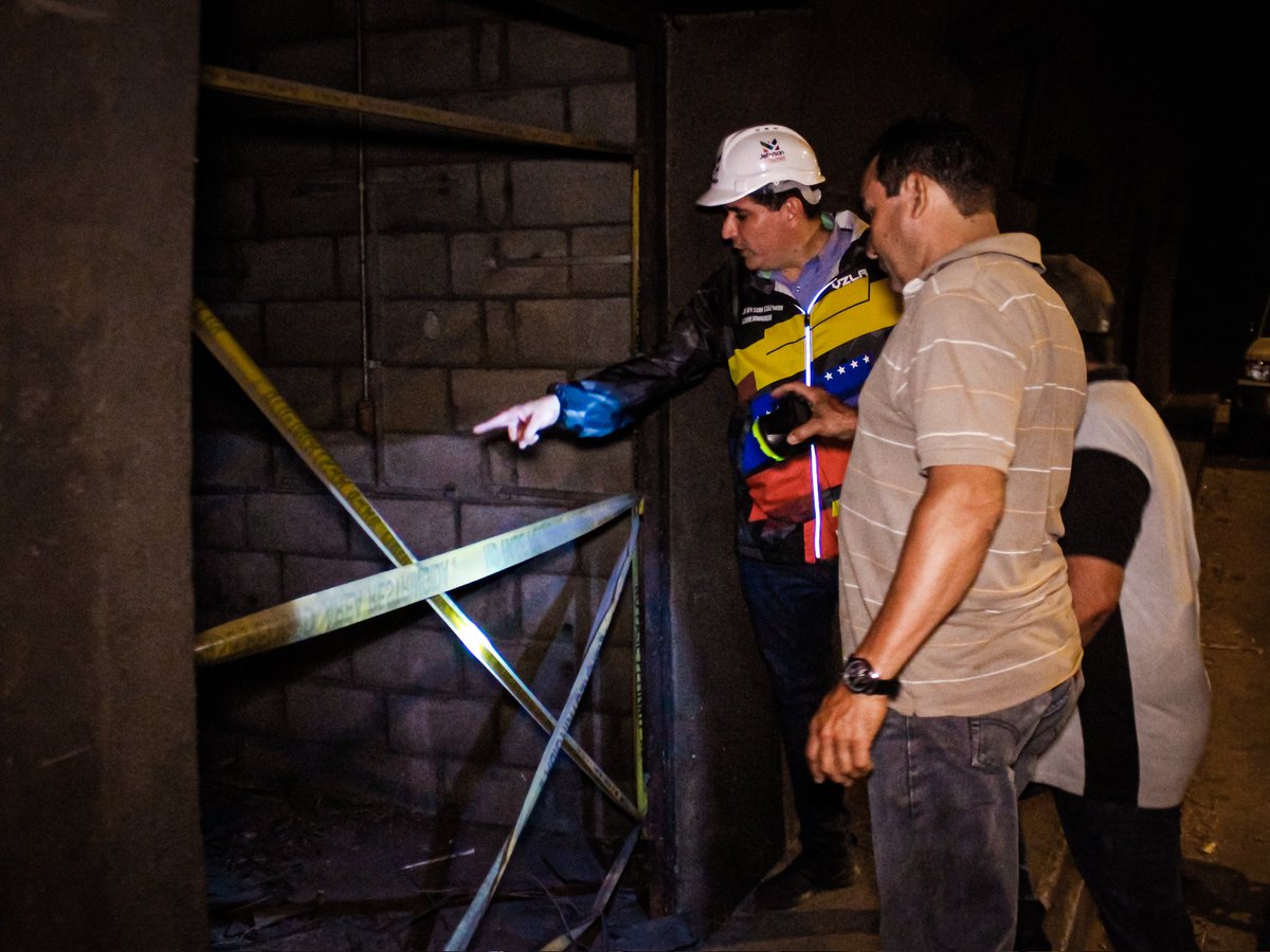 JEHYSONGUZMAN's tweet photo. Buenos días Mérida, les cuento que durante la noche de ayer y madrugada de hoy estuvimos trabajando arduamente en los tres túneles que comunican a Mérida con El Vigía, con el objetivo de avanzar en la rehabilitación de tan importante vialidad para la región andina. https://t.co/dF6ppu0EG7