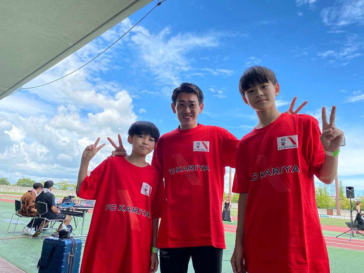 tommy083181's tweet photo. FC刈谷 × WaRaUマルシェ
にてしゅんぺーくん あらたくん
@jooooG 
とパフォーマンスでした！
設営からパフォーマンスまで
ゆうたくんとも一緒でした！@kokushoyuta0312 
FC刈谷 (@fckariya_staff )
の皆様ありがとうございました！ https://t.co/TeC9ugSLdH